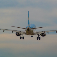 Els impulsors d’ampliar l’aeroport amb una pista sobre el mar presenten el seu projecte a l’IEC